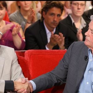 Anthony Delon et son père Alain Delon sur le plateau de "Vivement dimanche" le 24 septembre 2008. © Guillaume Gaffiot/bestimage