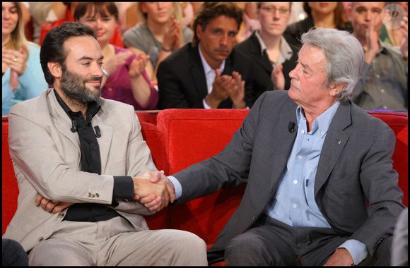 Anthony Delon et son père Alain Delon sur le plateau de "Vivement dimanche" le 24 septembre 2008. © Guillaume Gaffiot/bestimage
