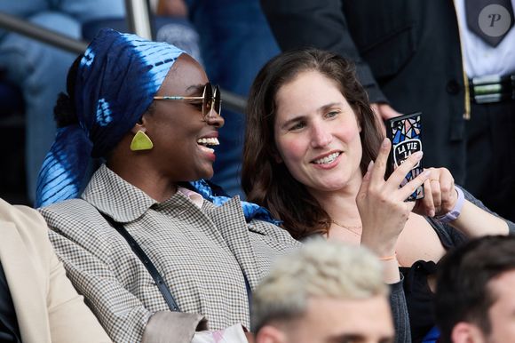 Aïssa Maïga et Josephine Drai - People au match de football "PSG vs Lorient" au Parc des Princes à Paris. Le 30 avril 2023 © Cyril Moreau / Bestimage