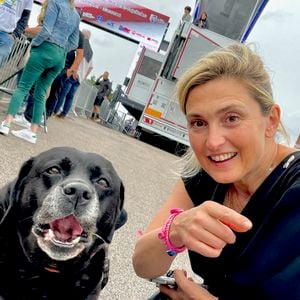 Julie Gayet et son chien à l’arrivée de la 3ème étape de la 58ème édition du Tour Du Limousin-Périgord Nouvelle Aquitaine à Masseret (Corrèze) le 21 août 2025. © Fabien Faure / Bestimage