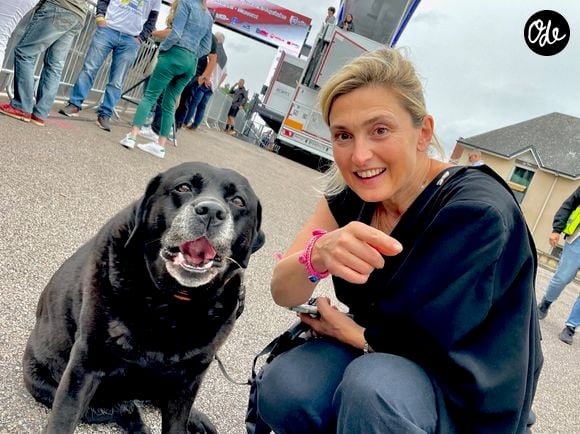 Julie Gayet et son chien à l’arrivée de la 3ème étape de la 58ème édition du Tour Du Limousin-Périgord Nouvelle Aquitaine à Masseret (Corrèze) le 21 août 2025. © Fabien Faure / Bestimage