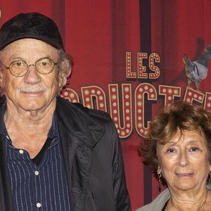 Exclusif - Patrick Chesnais et sa femme Josiane Stoléru au photocall de la générale de la comédie musicale "Les Producteurs" d'Alexis Michalik au théâtre de Paris, France, le 8 octobre 2025. © Vincenzo Arnone/Bestimage