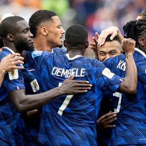 Les joueurs de l'Équipe de France après le but de Kylian Mbappe durant le match France-Irak.

© Bestimage