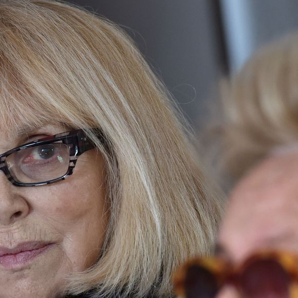 Exclusif - Bernadette Chirac et Mireille Darc visitent le centre EPHAD Hervieux de Poissy dans le cadre de l'opération "+ De Vie" à Poissy le 12 octobre 2015.