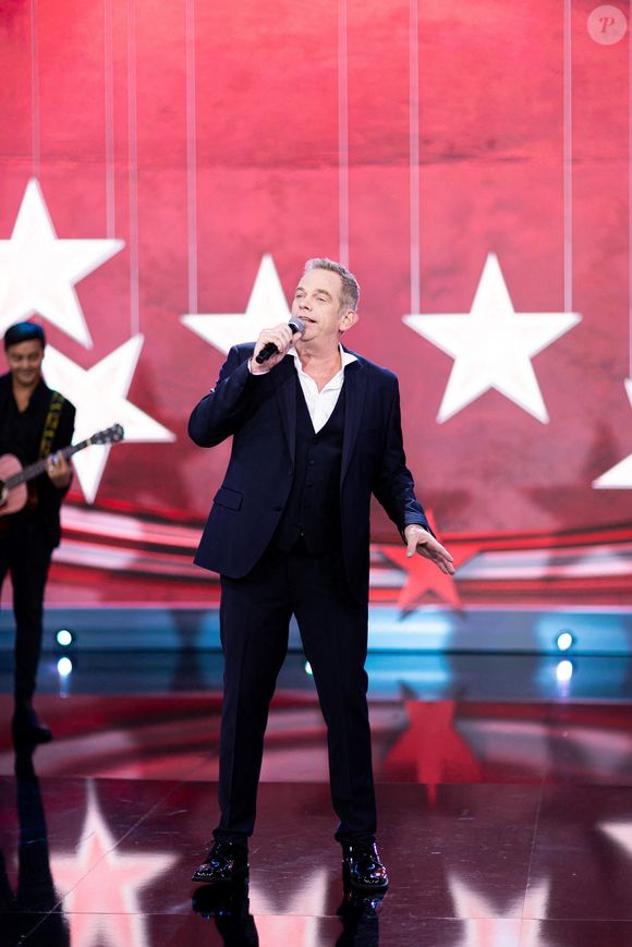 C'est grâce à la musique et à la naissance de sa fille Emelie, fruit de son union avec le mannequin suédois Ulrika, que l'interprète du titre Belle a réussi à retrouver le goût à la vie. 

Exclusif -  Garou - Jour 2 - Enregistrement de l'émission "La Fine Equipe : Le retour !" à Paris, diffusée le 14 janvier sur France 2. Le 4 novembre 2022 © Cyril Moreau-Tiziano Da Silva / Bestimage