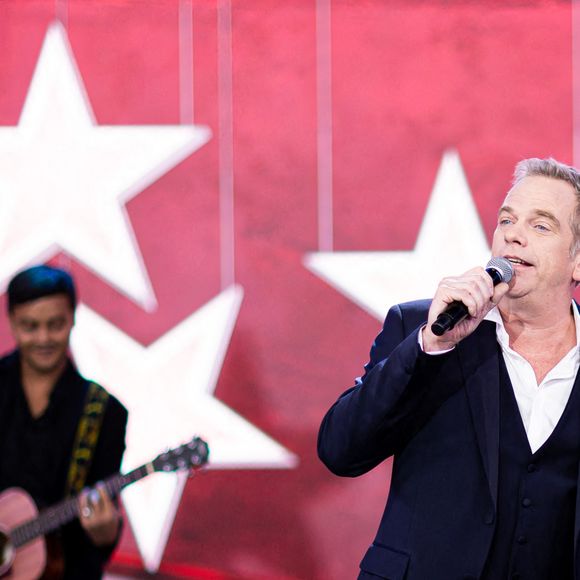 C'est grâce à la musique et à la naissance de sa fille Emelie, fruit de son union avec le mannequin suédois Ulrika, que l'interprète du titre Belle a réussi à retrouver le goût à la vie. 

Exclusif -  Garou - Jour 2 - Enregistrement de l'émission "La Fine Equipe : Le retour !" à Paris, diffusée le 14 janvier sur France 2. Le 4 novembre 2022 © Cyril Moreau-Tiziano Da Silva / Bestimage