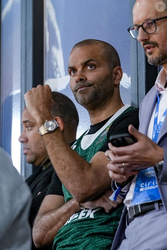 Il ajoute que son père a toujours été pour lui "inspirant" et un "repère essentiel" dans sa vie mais aussi celle de ses frères TJ Parker, ancien entraîneur de l'Asvel, et Pierre Parker également ancien joueur.

Tony Parker lors de la dernière minute du match Lyon-Villeurbanne vs Zalgiris Kaunas, Turkish Airlines Euroleague à l’Astroballe de Villeurbanne, le 27/03/2025. © Sandrine Thesillat / PsNewz / Bestimage