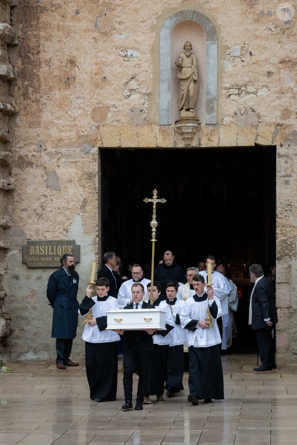 Une journée chargée en émotion pour la famille d'Emile

Le cercueil blanc d'Emile à la cérémonie religieuse de ses funérailles à la Basilique Sainte Marie Madeleine à Saint-Maximin-la-Sainte-Baume le 8 février 2025. Photo by Shootpix/Abaca