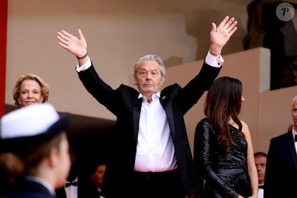 Alain Delon - Montée des marches du film "A Hidden Life" lors du 72ème Festival International du Film de Cannes. Le 19 mai 2019. © Jacovides-Moreau / Bestimage