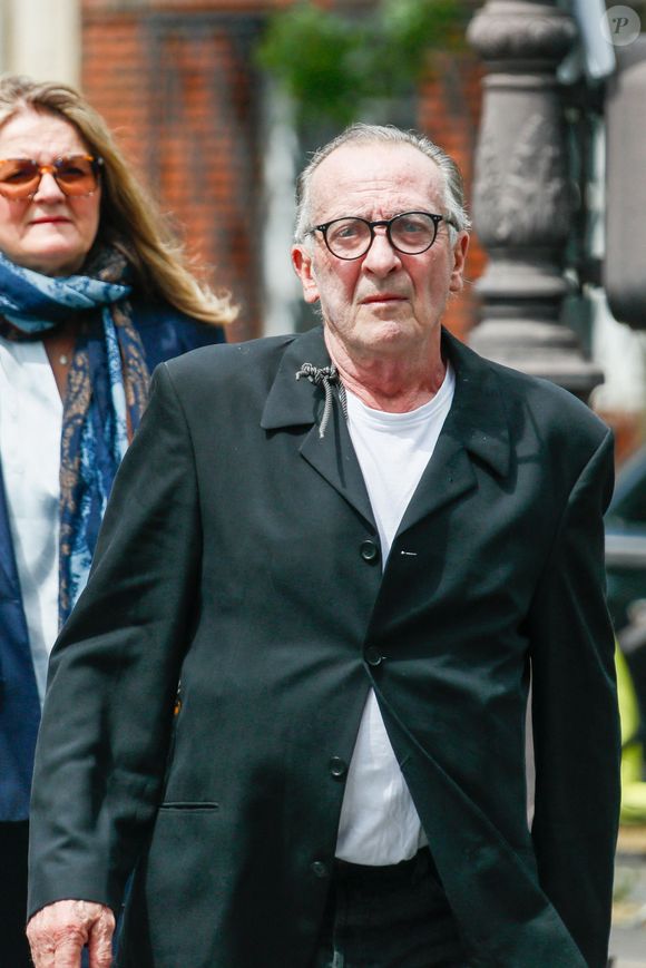 Yves lecoq aux arrivées aux obsèques du producteur Humbert Ibach (Mémé Ibach), figure du disque et de la TV des années 70/90, en l’église Notre Dame d’Auteuil à Paris, France, le 12 mai 2025. © Christophe Clovis/Bestimage