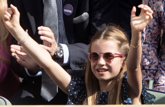 Et d'après son père le prince William, il y a une discipline qu'elle apprécie pratiquer tout particulièrement 
Catherine (Kate) Middleton avec la princesse Charlotte et Pippa Middleton dans les tribunes de la finale du tournoi de Wimbledon 2024, le 14 juillet 2024. Julien Burton / Bestimage
