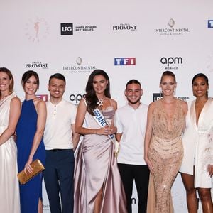 Et dans l'ombre, une ancienne Miss France l'a accompagnée tout le long de sa préparation.
Mareva Georges, miss France 1991, Marine Lorphelin, miss France 2013, Sophie Thalmann, miss France 1998, Mareva Galanter, miss France 1999, invitée, Diane Leyre, miss France 2022, invitée, Maëva Coucke, miss France 2018, Clémence Botino, miss France 2020, Sylvie Tellier, Camille Cerf, miss France 2015 lors du gala de l'association "Les bonnes fées" à l'InterContinental Paris le 14 juin 2022.
© Rachid Bellak / Bestimage