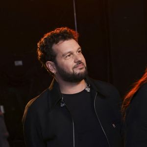Mais malgré ces scènes de ménage, leur couple est solide et durable, grâce notamment aux moments privilégiés que s’accordent les deux amoureux.

Claudio Capéo en backstage de l'enregistrement de l'émission "La fête de la chanson française - 20 ans d'émotions" présentée par L.Thilleman et A.Manoukian, et diffusée le 17 avril sur France 3 à Paris, France, le 9 décembre 2025. © Jack Tribeca/Bestimage
