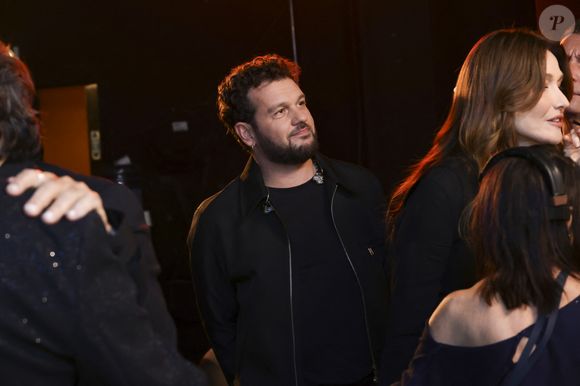 Mais malgré ces scènes de ménage, leur couple est solide et durable, grâce notamment aux moments privilégiés que s’accordent les deux amoureux.

Claudio Capéo en backstage de l'enregistrement de l'émission "La fête de la chanson française - 20 ans d'émotions" présentée par L.Thilleman et A.Manoukian, et diffusée le 17 avril sur France 3 à Paris, France, le 9 décembre 2025. © Jack Tribeca/Bestimage