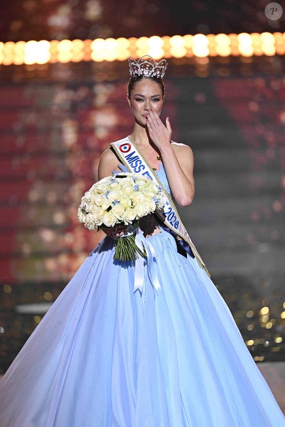 Hinaupoko Devèze, 23 ans, a fait la fierté de la Polynésie française en remportant le titre de Miss France 2026 ce samedi 6 décembre 2025 sur la scène du Zénith d'Amiens.

Election de Miss France 2026 sur TF1. © David Niviere/SIPA via Bestimage