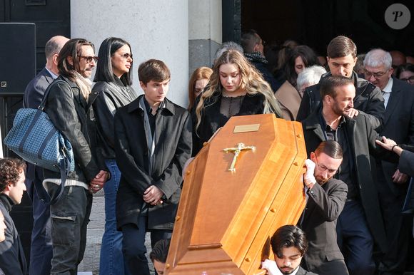 Maël Ferracci, Milla Savarese, la fille de la défunte, Enzo Ferracci, et le veuf Michel Ferracci à la sortie des obsèques d'Emilie Dequenne au cimetière Père Lachaise à Paris, France, le 26 mars 2025. © Cyril Moreau/Bestimage
