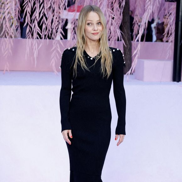 Son manager avait indiqué qu’elle souffrait d’une forte maladie et d’une perte de voix.

Vanessa Paradis au photocall du deuxième défilé Chanel "Collection Haute Couture Printemps/Eté 2026", lors de la Fashion Week de Paris, le 27 janvier 2026
© Olivier Borde / Bestimage