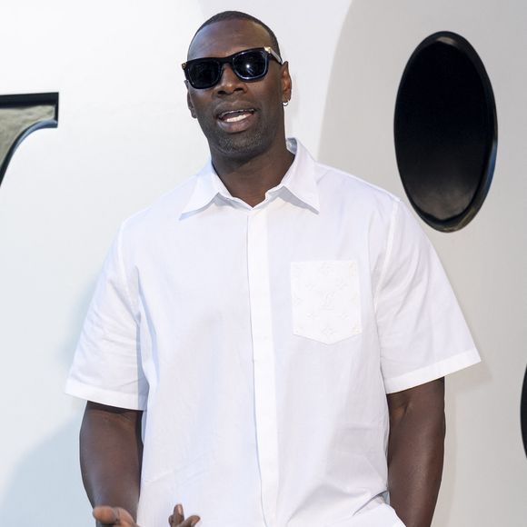 Cette alliance inédite se résume d'ailleurs parfaitement par le slogan de leur campagne : "L'excellence cultivée à travers le temps".

Omar Sy lors du photocall du Défilé de mode Louis Vuitton Homme, Collection Printemps-Été 2026 dans le cadre de la Fashion Week de Paris, France, le 24 juin 2025.
 
© Olivier Borde / Bestimage
