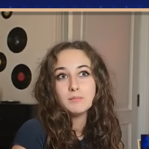 "Je lui montre tout. Elle n’en peut plus d’entendre qu’elle est belle, que je l’aime", a-t-elle confié en souriant, se qualifiant de "maman sicilienne" dans un extrait de "50'Inside" diffusé sur les réseaux sociaux.

Lou Pullicino, la fille de Lara Fabian dans "La Boîte à Secrets" sur France 3 le 3 janvier 2025