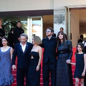 Benoît Magimel et Hafsia Herzi était également présents pour cette monté des marches.
Paul Guilhaume, Jean-Louis Livi, Hafsia Herzi, Benoît Magimel, Léa Mysius, Bastien Bouillon, Monica Bellucci, Tawba El Gharchi, Tatia Tsuladze, Alane Delhaye, Paul Hamy - Montée des marches du film " Histoires de la nuit " lors du 79ème Festival International du Film de Cannes, le 21 mai 2026. © Olivier Borde / Bestimage