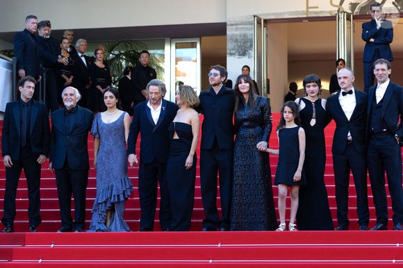 Benoît Magimel et Hafsia Herzi était également présents pour cette monté des marches.
Paul Guilhaume, Jean-Louis Livi, Hafsia Herzi, Benoît Magimel, Léa Mysius, Bastien Bouillon, Monica Bellucci, Tawba El Gharchi, Tatia Tsuladze, Alane Delhaye, Paul Hamy - Montée des marches du film " Histoires de la nuit " lors du 79ème Festival International du Film de Cannes, le 21 mai 2026. © Olivier Borde / Bestimage