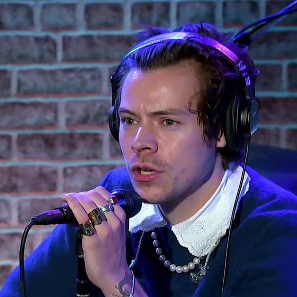 Harry Styles raconte à Howard Stern la nuit où il a été agressé au couteau et révèle un détail sur lequel la presse s'est trompée, il n'y avait pas qu'un seul agresseur mais plusieurs.
Bestimage
