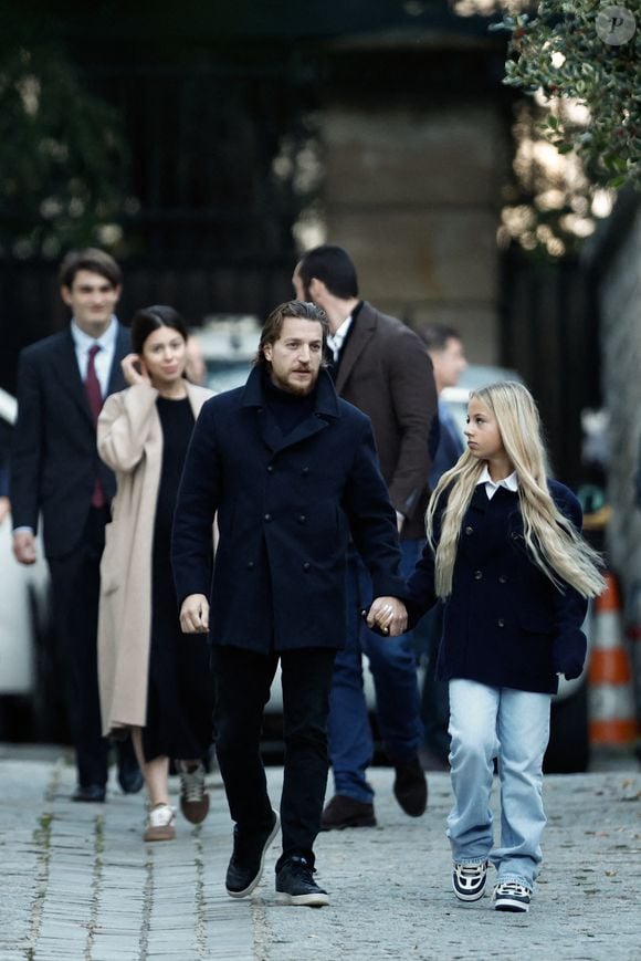 Jean Sarkozy, Giulia Sarkozy - La famille et les soutiens de Nicolas Sarkozy se sont réunis devant son domicile le jour de son incarcération à la prison de la Santé à Paris le 21 octobre 2025.

© Moreau / Jacovides / Bestimage