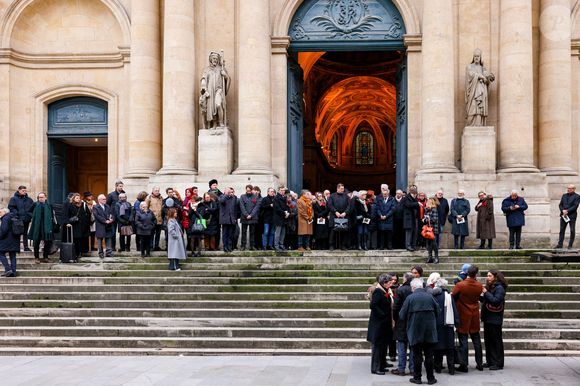 - Sortie des obsèques de Catherine Laborde en l’église Saint-Roch à Paris, le 6 février 2025. Décédée le 28 janvier 2025 à l'âge de 73 ans, l'ancienne présentatrice météo de TF1 (1988 - 2017) était atteinte de la maladie neurodégénérative à corps de Lewy. 
© Jacovides - Moreau / Bestimage