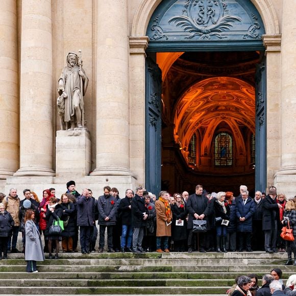 - Sortie des obsèques de Catherine Laborde en l’église Saint-Roch à Paris, le 6 février 2025. Décédée le 28 janvier 2025 à l'âge de 73 ans, l'ancienne présentatrice météo de TF1 (1988 - 2017) était atteinte de la maladie neurodégénérative à corps de Lewy. 
© Jacovides - Moreau / Bestimage