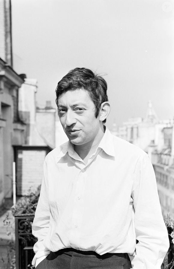 “Après m’avoir imposé le mariage, il m’impose ses liaisons tout en m’interdisant d’en avoir”, affirme Élisabeth Levitzky

Archives - En France, à Paris, Serge Gainsbourg chez lui le 15 septembre 1965. © Jean-Claude Colin via Bestimage
