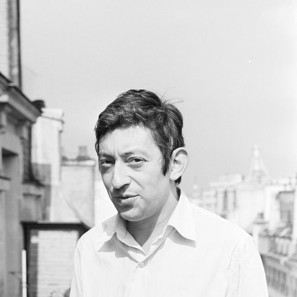 “Après m’avoir imposé le mariage, il m’impose ses liaisons tout en m’interdisant d’en avoir”, affirme Élisabeth Levitzky

Archives - En France, à Paris, Serge Gainsbourg chez lui le 15 septembre 1965. © Jean-Claude Colin via Bestimage
