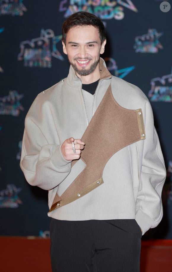 Sur la vidéo, Coleen dévoile son ventre arrondi et reçoit de tendres câlins de la part de ses deux hommes.
Billy Crawford au photocall de la 24ème édition des "NRJ Music Awards (NMA)" au Palais des Festivals à Cannes le 18 novembre 2022.
© Christophe Aubert via Bestimage