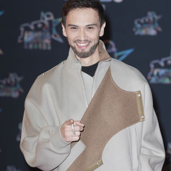 Sur la vidéo, Coleen dévoile son ventre arrondi et reçoit de tendres câlins de la part de ses deux hommes.

Billy Crawford au photocall de la 24ème édition des "NRJ Music Awards (NMA)" au Palais des Festivals à Cannes le 18 novembre 2022.

© Christophe Aubert via Bestimage