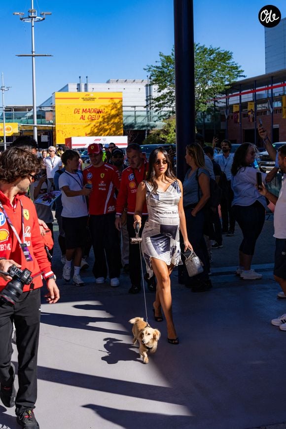 La jeune femme a attiré tous les regards en portant une robe mythique de la maison Dior.

Alexandra Leclerc vêtue d'une robe Dior, entrant dans le paddock avec son chien Leo Leclerc, lors du Grand Prix d'Espagne de Formule 1, à Madrid, en Espagne, le 11 septembre 2026.  

Photo par Antoine LAPEYRE / Reveries Agency via ABACAPRESS.COM