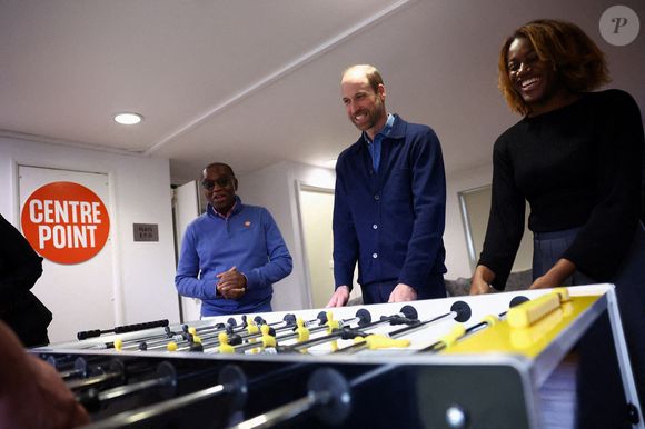 Au-delà de cet engagement, le prince William a simplement voulu passer du bon temps en leur compagnie. Ainsi, "il s'est essayé à la boxe et au baby-foot", comme le prouvent ces vidéos relayées par Rebecca English dans son post X (anciennement Twitter). 

Le Prince de Galles (au centre) lors d'une visite à Centrepoint à Ealing, dans l'ouest de Londres, pour rencontrer des jeunes soutenus par l'organisation caritative.  21 janvier 2025. Photo by Hannah McKay/PA Wire/ABACAPRESS.COM