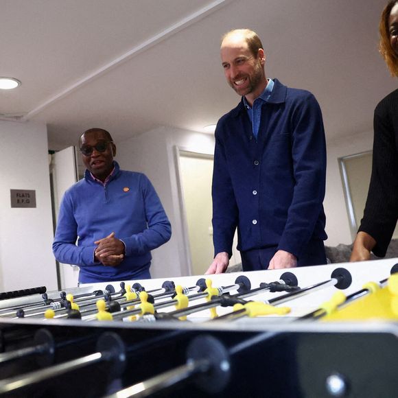 Au-delà de cet engagement, le prince William a simplement voulu passer du bon temps en leur compagnie. Ainsi, "il s'est essayé à la boxe et au baby-foot", comme le prouvent ces vidéos relayées par Rebecca English dans son post X (anciennement Twitter). 

Le Prince de Galles (au centre) lors d'une visite à Centrepoint à Ealing, dans l'ouest de Londres, pour rencontrer des jeunes soutenus par l'organisation caritative.  21 janvier 2025. Photo by Hannah McKay/PA Wire/ABACAPRESS.COM