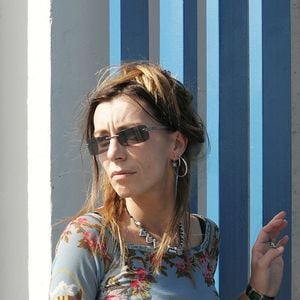 Krisztina Rády arrive au centre de détention de Muret, dans le sud-ouest de la France, le matin du 2 octobre 2004 avec un ami pour rencontrer le chanteur de Noir Desir emprisonné en France après son retour de Lithunie, pour le meurtre de l'actrice française Marie Trintignant. Photo par Patrick Bernard/ABACA.