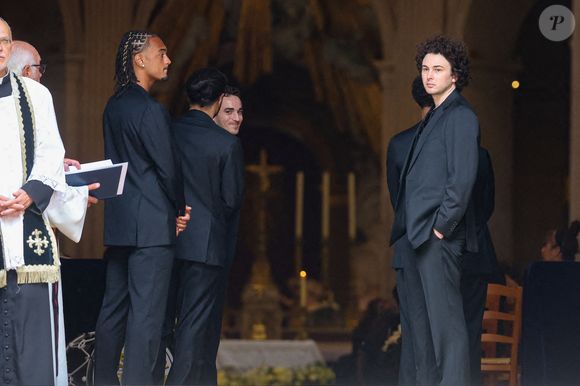 Gaston Ardisson, Sekou Crespo-Mara, Lamine Crespo-Mara, Samuel de Ceccatty (mari de Manon Ardisson), Patrick Ardisson - Arrivées aux obsèques de Thierry Ardisson en l’église Saint-Roch de Paris, France, le 17 juillet 2025. © Clovis-Jacovides/Bestimage