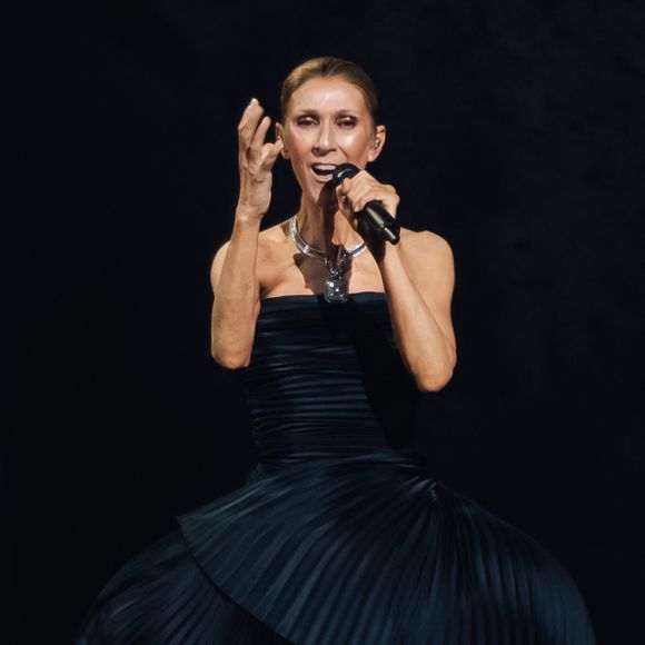 Atteinte du syndrome de la personne raide, Céline Dion a confié avoir appris à vivre avec sa fragilité.

Celine Dion, tenue et bijoux Boucheron, lors de son premier concert à la Plénitude Arena à Paris La Défense le 12 septembre 2026. 

Photo : Agence / Bestimage