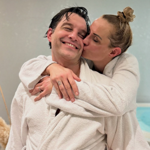 Avec son mari Bertrand Lacherie et leurs deux paires de jumeaux, elle profite de quelques jours de vacances.

Elodie Gossuin profite d'un séjour familial en Bretagne.