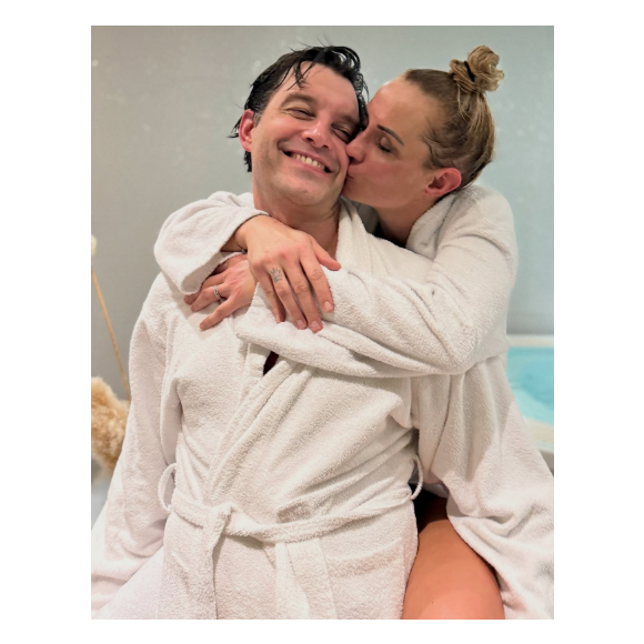 Avec son mari Bertrand Lacherie et leurs deux paires de jumeaux, elle profite de quelques jours de vacances.

Elodie Gossuin profite d'un séjour familial en Bretagne.