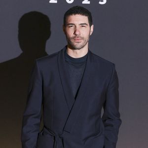 Tahar Rahim posant à son arrivée au dîner de gala suivant la 50e cérémonie des César, qui s'est tenu au restaurant emblématique du Fouquet's à Paris le 28 février 2025. Photo par David Boyer/ABACAPRESS.COM