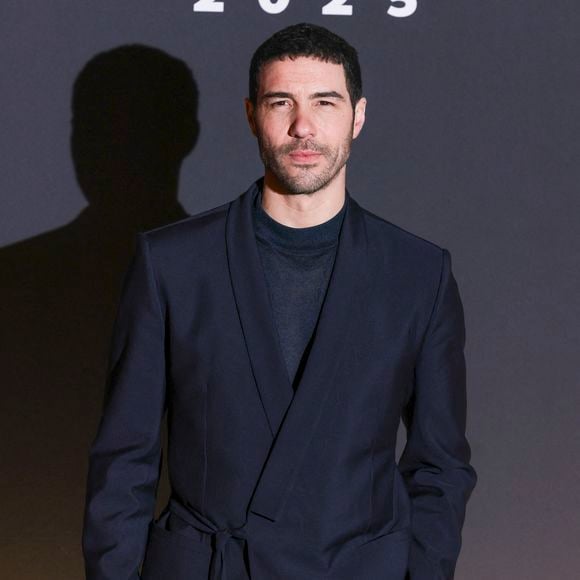 Tahar Rahim posant à son arrivée au dîner de gala suivant la 50e cérémonie des César, qui s'est tenu au restaurant emblématique du Fouquet's à Paris le 28 février 2025. Photo par David Boyer/ABACAPRESS.COM