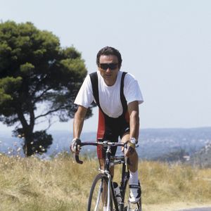 Août 1993 En France, Michel Drucker, faisant différentes activités, pratiquant le, cyclisme, sur un vélo, en tenue de cycliste. © Michel Marizy via Bestimage