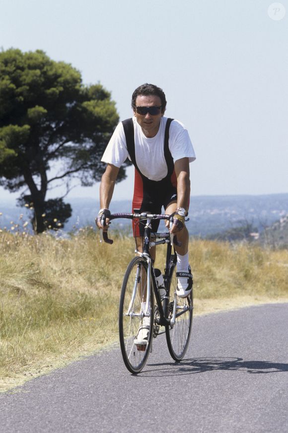 Août 1993 En France, Michel Drucker, faisant différentes activités, pratiquant le, cyclisme, sur un vélo, en tenue de cycliste. © Michel Marizy via Bestimage