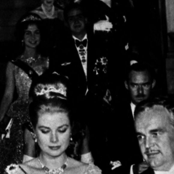 Engagé au sein de la famille royale monégasque, Jean a donc déménagé à Monaco avec sa famille, dans une maison de la rue colonel Bellando de Castro "avec un petit jardin qui donnait sur la mer."

Archives - Le prince Rainier III de Monaco et Grace Kelly
Europa Press / Bestimage