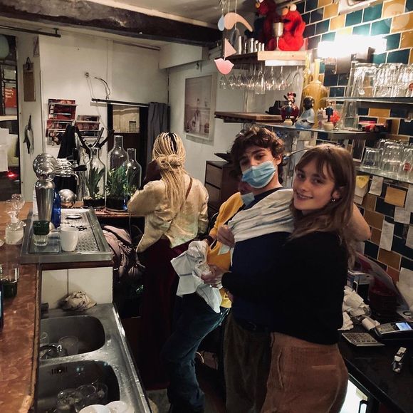Jack Depp et Camille Jansen derrière un bar. Photo publiée le 18 novembre 2020.