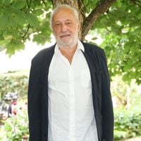 François Berléand vit dans l'un des quartiers les plus prisés de Paris, un logement rempli d'oeuvres d'art