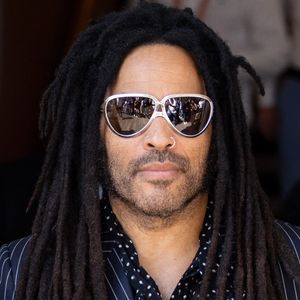 La pilule est d'autant plus difficile à avaler pour les fans que ce concert avait déjà dû composer avec un premier report survenu mardi. 

Lenny Kravitz lors des Internationaux de France de Tennis de Roland Garros 2026, à Paris, France, le 7 juin 2026. © Jacovides-Moreau/Bestimage