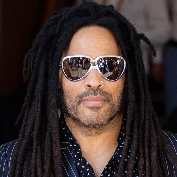 La pilule est d'autant plus difficile à avaler pour les fans que ce concert avait déjà dû composer avec un premier report survenu mardi. 

Lenny Kravitz lors des Internationaux de France de Tennis de Roland Garros 2026, à Paris, France, le 7 juin 2026. © Jacovides-Moreau/Bestimage